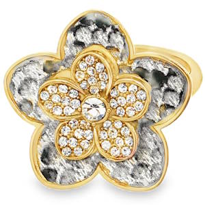 Arborez une élégance audacieuse avec cette bague cocktail florale. Façonnée en acier doré, elle se distingue par son motif de pétales texturés. Un dôme de strass ronds taille brillant illumine le cœur de cette pièce unique, capturant la lumière sous tous les angles. Une alliance parfaite de sophistication et d'originalité. Taille ajustable.