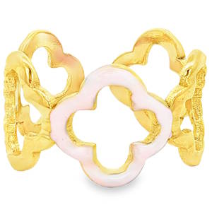 Cette bague audacieuse revisite les classiques avec une structure ajourée et géométrique. Conçue en acier inoxydable de haute qualité, elle allie la robustesse d'un métal durable à l'éclat précieux d'une finition dorée. Trois trèfles à quatre feuilles stylisés, soulignés par un émail rose vibrant, qui apportent une touche de fraîcheur et de modernité. Sa structure ouverte à l'arrière permet de l'ajuster facilement à la taille de votre doigt, garantissant un confort optimal tout au long de la journée.
