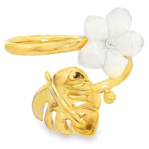 Cette bague incarne un style exotique et raffiné, parfait pour apporter une touche de fraîcheur tropicale à votre main. Cette bague se distingue par son design ouvert et asymétrique, une structure moderne qui permet d'ajuster légèrement la taille tout en créant un effet visuel aérien sur le doigt. D'un côté, une délicate fleur de frangipanier en relief. Ses pétales arborent une finition blanche nacrée ou givrée. De l'autre côté, une feuille de Monstera finement ciselée. Les détails des nervures et des découpes caractéristiques de la plante sont réalisés avec précision.