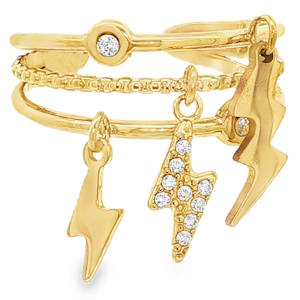 Affirmez votre style avec cette bague audacieuse et dynamique. Alliant modernité et éclat, ce bijou se distingue par son design superposé et ses breloques mobiles qui captent la lumière à chaque mouvement. La bague se compose de trois anneaux distincts reliés à l'arrière, créant un effet d'empilement très tendance sans l'inconvénient de porter plusieurs bijoux séparés. L'anneau supérieur et inférieur sont ornés d'un solitaire serti clos pour une touche d'élégance classique. Trois pendentifs en forme d'éclairs sont suspendus à l'avant. L'éclair central est entièrement pavé de cristaux scintillants, tandis que les deux éclairs latéraux arborent une finition lisse et polie. Anneau ajustable (ouvert à l'arrière) pour s'adapter parfaitement à toutes les morphologies de doigts.