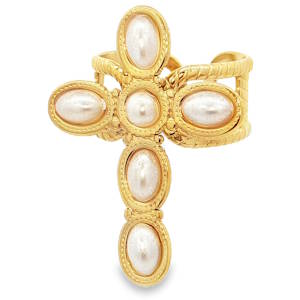 Ce bijou affirmé combine l'élégance intemporelle des perles avec un design architectural audacieux. Conçue en acier inoxydable de haute qualité avec une finition dorée polie, cette bague se distingue par son allure vintage et royale. Une croix latine majestueuse domine le plateau de la bague. Elle est composée de six cabochons nacrés (imitation perles) de forme ovale et circulaire, offrant un éclat doux et satiné. Chaque perle est délicatement sertie dans un cadre perlé et texturé, rappelant le travail d'orfèvrerie byzantin ou médiéval. Bague large ajustable (ouverture à l'arrière).