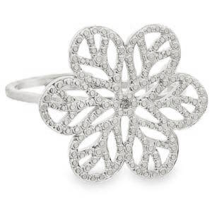 Cette bague en acier inoxydable arbore un style à la fois bohème et raffiné, idéal pour celles qui recherchent un accessoire qui ne passe pas inaperçu tout en restant léger. La pièce centrale est une large fleur stylisée composée de six pétales arrondis. Le travail de découpe en filigrane crée un effet de dentelle métallique très aérien. La surface de la fleur est parsemée de petits détails en relief et d'un fini texturé qui capture la lumière, imitant l'éclat de petits cristaux sans en avoir la fragilité. Taille ajustable.