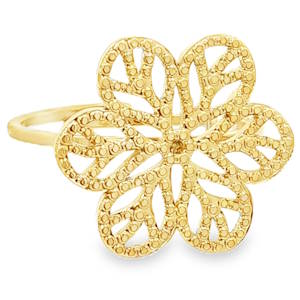 Cette bague en acier inoxydable arbore un style à la fois bohème et raffiné, idéal pour celles qui recherchent un accessoire qui ne passe pas inaperçu tout en restant léger. La pièce centrale est une large fleur stylisée composée de six pétales arrondis. Le travail de découpe en filigrane crée un effet de dentelle métallique très aérien. La surface de la fleur est parsemée de petits détails en relief et d'un fini texturé qui capture la lumière, imitant l'éclat de petits cristaux sans en avoir la fragilité. Taille ajustable.