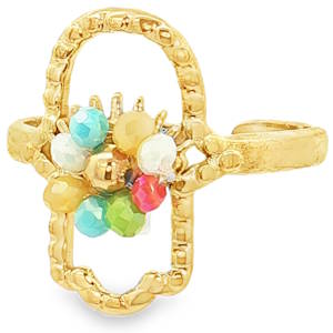 Cette bague en acier inoxydable doré est une pièce à la fois bohème et symbolique, parfaite pour apporter une touche de couleur et de spiritualité à votre style. Le centre de la bague arbore une Main de Fatma (ou Hamsa) stylisée et ajourée. Ce symbole ancestral, réputé pour porter bonheur et protection, est ici revisité avec une esthétique moderne. Le métal présente un aspect martelé et texturé, donnant au bijou un cachet artisanal et authentique. Au cœur de la main se trouve un bouquet de perles facettées aux teintes vives et variées. Ces petites pierres captent la lumière à chaque mouvement, créant un contraste joyeux avec l'acier doré. Anneau ajustable (ouvert à l'arrière) pour s'adapter parfaitement à toutes les morphologies de doigts.