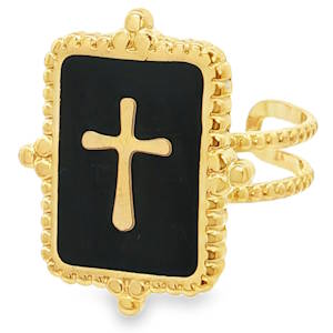 Cette bague en acier inoxydable incarne un style à la fois vintage et spirituel, mêlant des détails baroques à une esthétique moderne. La bague arbore un sceau rectangulaire imposant. Au centre, une plaque d'un noir profond sert de toile de fond à une croix latine dorée finement travaillée. Le pourtour du plateau est décoré d'une bordure perlée et ciselée, accentuée par quatre points cardinaux en relief, ce qui lui donne un aspect bijou ancien ou médaille religieuse. Sa structure ajustable (ouverte à l'arrière) permet de l'adapter facilement à toutes les morphologies de doigts.