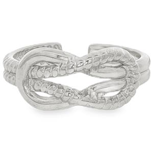 Affirmez votre style avec cette bague au design texturé et symbolique. Alliant robustesse et finesse, ce bijou capture l'essence de l'esthétique nautique pour un look à la fois moderne et intemporel. La bague met en avant un motif central de nœud plat, symbole d'attachement, de force et de fidélité. Grâce à son anneau ouvert à l'arrière, cette bague peut s'ajuster légèrement à votre doigt, garantissant un confort optimal tout au long de la journée.