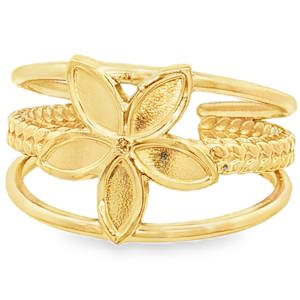 Cette bague est une pièce à la fois moderne et délicate, parfaite pour apporter une touche de fraîcheur printanière à votre style. Sa structure travaillée joue sur la superposition pour un effet multi-rangs très tendance. Cette bague se distingue par son design graphique et aérien. Elle capture l'élégance de la nature à travers un motif floral central, tout en conservant une allure contemporaine grâce à son fini doré brossé. Anneau ajustable (ouvert à l'arrière) pour s'adapter parfaitement à toutes les morphologies de doigts.