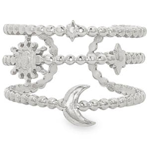 Cette bague se distingue par sa structure ajourée composée de trois anneaux parallèles, reliés entre eux par des motifs délicats. Chaque rangée présente une texture travaillée en perles d'acier, apportant du relief et une brillance subtile à l'ensemble. Le Croissant de Lune positionné sur l'anneau inférieur, apporte une touche de douceur et de féminité. Le Soleil Rayonnant situé sur le côté gauche, symbole de vitalité, équilibre parfaitement la composition. Les Étoiles disposées sur les rangs supérieurs et médians, complètent ce tableau nocturne avec finesse. Grâce à son anneau ouvert à l'arrière, cette bague est réglable.