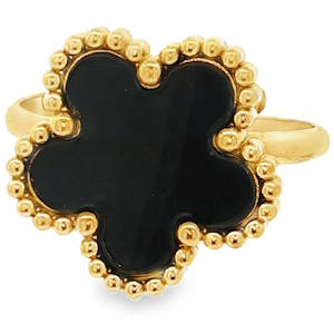 Cette bague sophistiquée marie l'élégance intemporelle d'un motif floral avec la durabilité moderne des matériaux de haute qualité. Elle se distingue par son design raffiné et sa finition soignée, idéale pour apporter une touche de luxe discret à n'importe quelle tenue. La bague arbore un plateau en forme de fleur stylisée. Le centre est orné d'un insert de type Onyx noir, offrant un fini lisse et brillant qui contraste magnifiquement avec l'éclat de l'acier doré. Anneau ajustable pour s'adapter parfaitement à toutes les morphologies de doigts.