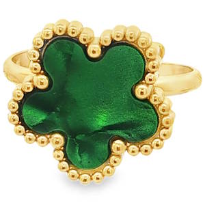 Cette bague sophistiquée marie l'élégance intemporelle d'un motif floral avec la durabilité moderne des matériaux de haute qualité. Elle se distingue par son design raffiné et sa finition soignée, idéale pour apporter une touche de luxe discret à n'importe quelle tenue. La bague arbore un plateau en forme de fleur stylisée. Le centre est orné d'un insert en résine d'un vert émeraude profond. Sa finition légèrement texturée et irisée capte la lumière, rappelant l'éclat des pierres précieuses naturelles. Anneau ajustable pour s'adapter parfaitement à toutes les morphologies de doigts.