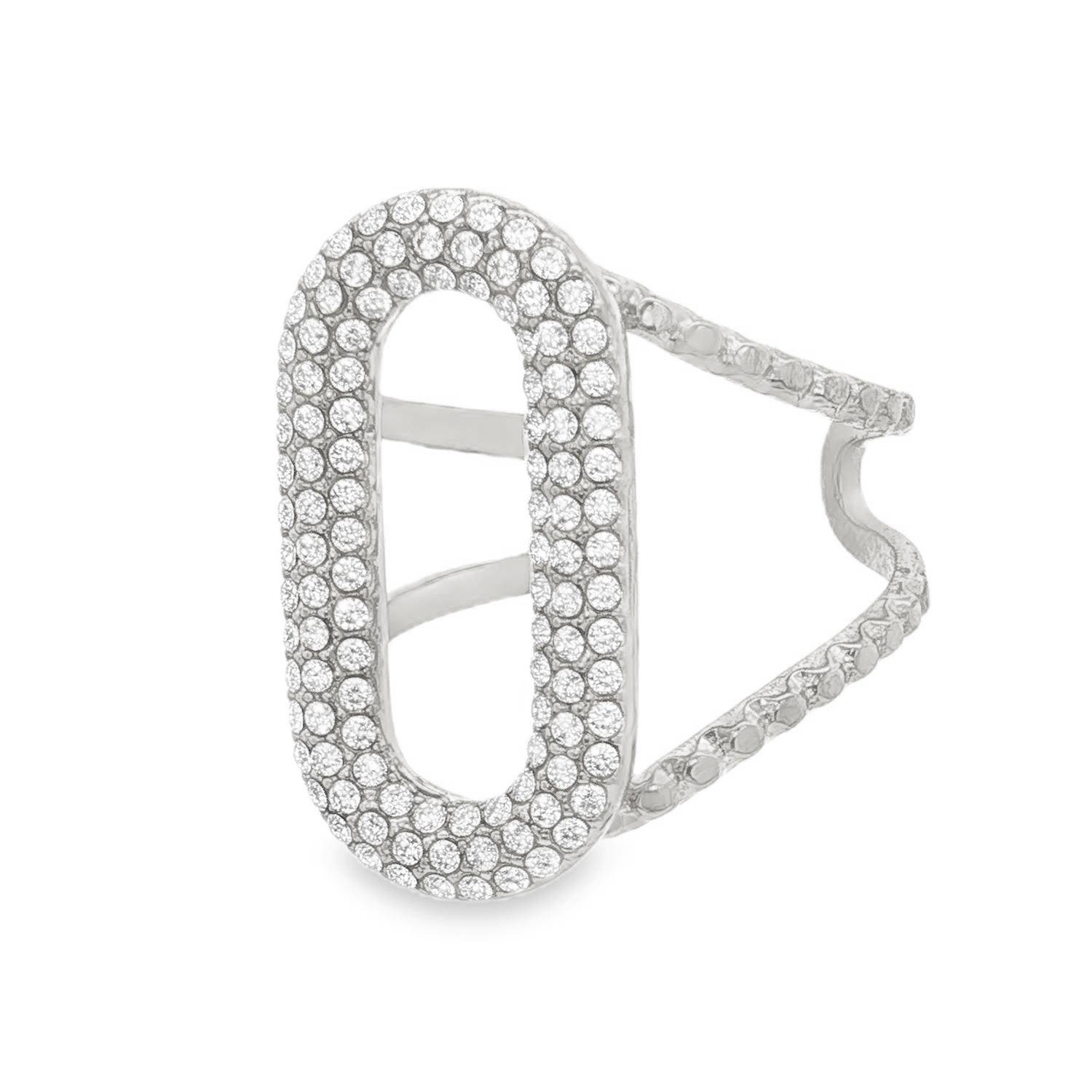 Cette bague audacieuse allie élégance contemporaine et éclat sophistiqué. Conçue pour celles qui recherchent une pièce forte, elle se distingue par son design architectural et son pavage étincelant.<br/>La bague présente un motif central en forme maillon ovale évidé généreusement dimensionné, qui habille le doigt avec modernité.<br/>L'ensemble du motif central est pavé de cristaux blancs scintillants, captant la lumière à chaque mouvement.<br/>Le corps de la bague se divise en deux branches distinctes qui se rejoignent à l'arrière, offrant un confort optimal tout en renforçant l'aspect visuel ajouré de la pièce. Ovale Strass Adolescent Adulte Femme Fille Indémodable Cette bague audacieuse allie élégance contemporaine et éclat sophistiqué. Conçue pour celles qui recherchent une pièce forte, elle se distingue par son design architectural et son pavage étincelant.<br/>La bague présente un motif central en forme maillon ovale évidé généreusement dimensionné, qui habille le doigt avec modernité.<br/>L'ensemble du motif central est pavé de cristaux blancs scintillants, captant la lumière à chaque mouvement.<br/>Le corps de la bague se divise en deux branches distinctes qui se rejoignent à l'arrière, offrant un confort optimal tout en renforçant l'aspect visuel ajouré de la pièce. Ovale Strass Adolescent Adulte Femme Fille Indémodable