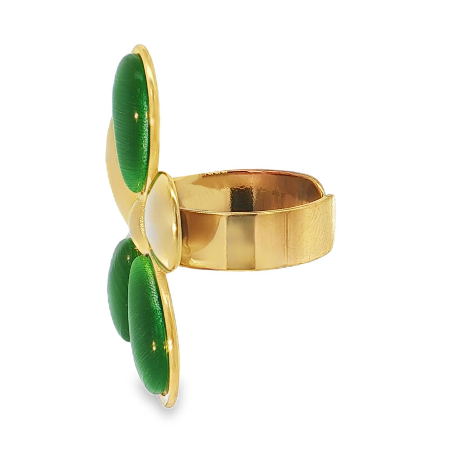 Sublime bague en acier doré, ornée d'un cabochon de chatoyante pierre verte.<br/>Son design floral apportera une touche d'élégance et de raffinement à votre tenue. Un bijou intemporel, parfait pour sublimer votre style avec une note de mystère et de couleur.<br/>Ses reflets lumineux captivent le regard et en font un accessoire unique.<br/>Taille ajustable. Rond Adolescent Adulte Femme Fille Fleurs Indémodable Nature Sublime bague en acier doré, ornée d'un cabochon de chatoyante pierre verte.<br/>Son design floral apportera une touche d'élégance et de raffinement à votre tenue. Un bijou intemporel, parfait pour sublimer votre style avec une note de mystère et de couleur.<br/>Ses reflets lumineux captivent le regard et en font un accessoire unique.<br/>Taille ajustable. Rond Adolescent Adulte Femme Fille Fleurs Indémodable Nature