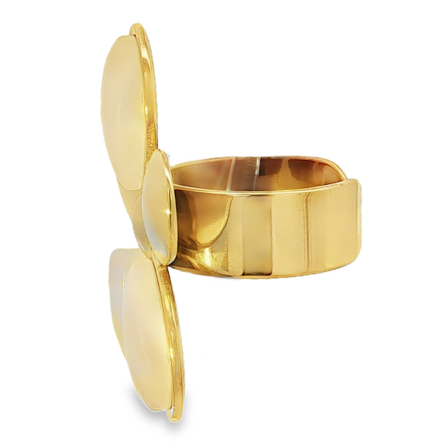 Cette bague florale en acier doré est une pièce d'élégance discrète.<br/>Elle est ornée de perles rondes taillées en cabochon, offrant un contraste doux et luxueux.<br/>Parfaite pour ajouter une touche de sophistication à toute tenue, cette bague incarne le raffinement et la beauté naturelle.<br/>Taille ajustable. Adolescent Adulte Femme Fille Fleurs Indémodable Nature Cette bague florale en acier doré est une pièce d'élégance discrète.<br/>Elle est ornée de perles rondes taillées en cabochon, offrant un contraste doux et luxueux.<br/>Parfaite pour ajouter une touche de sophistication à toute tenue, cette bague incarne le raffinement et la beauté naturelle.<br/>Taille ajustable. Adolescent Adulte Femme Fille Fleurs Indémodable Nature