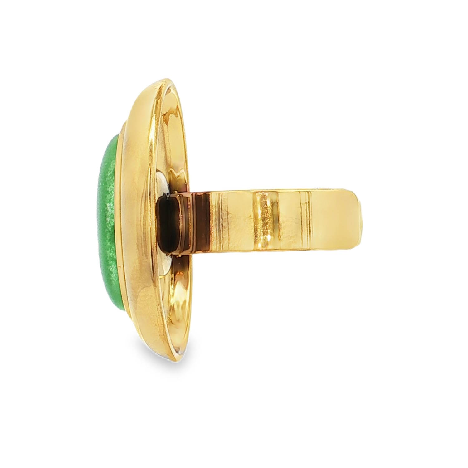 Cette bague en acier doré présente un cabochon d'une pierre verte, une gemme translucide prisée pour son effet chatoyant.<br/>Le design classique et épuré met en valeur la pierre, faisant de cette bague un bijou intemporel et raffiné. Idéale pour ajouter une touche de couleur discrète à votre style.<br/>Taille ajustable. Ovale Adolescent Adulte Femme Fille Indémodable Cette bague en acier doré présente un cabochon d'une pierre verte, une gemme translucide prisée pour son effet chatoyant.<br/>Le design classique et épuré met en valeur la pierre, faisant de cette bague un bijou intemporel et raffiné. Idéale pour ajouter une touche de couleur discrète à votre style.<br/>Taille ajustable. Ovale Adolescent Adulte Femme Fille Indémodable