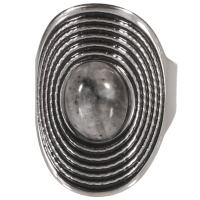 Bague de forme ovale en acier argenté surmontée d'une pierre de couleur grise. Taille ajustable.