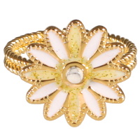 Bague en acier doré surmontée d'une fleur pavée d'émail de couleur blanche et jaune et sertie d'une pierre de couleur blanche. Taille ajustable.