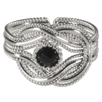 Bague avec anneaux entrelacés en acier argenté surmontée d'un cabochon de couleur noire. Taille ajustable.