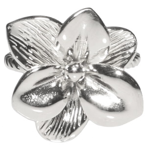 Bague en forme de fleur en acier argenté. Taille ajustable.