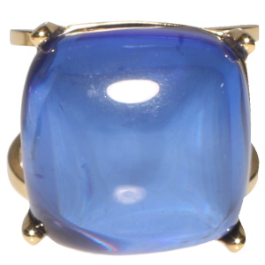 Bague en acier doré sertie griffes d'une pierre de couleur bleue. Taille ajustable.