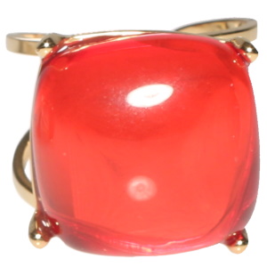 Bague en acier doré sertie griffes d'une pierre de couleur rouge. Taille ajustable.