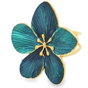 Arborez une élégance audacieuse avec cette bague cocktail, où l'éclat chaleureux de l'acier doré sert d'écrin à une fleur émaillée d'un bleu profond et mystérieux. Une pièce de joaillerie remarquable, synonyme de raffinement et de caractère, idéale pour sublimer vos tenues avec une touche de couleur sophistiquée. Taille ajustable.