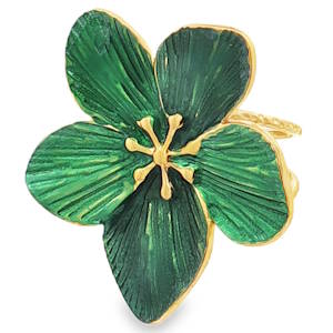 Arborez une élégance audacieuse avec cette bague cocktail, où l'éclat chaleureux de l'acier doré sert d'écrin à une fleur émaillée d'un vert profond et mystérieux. Une pièce de joaillerie remarquable, synonyme de raffinement et de caractère, idéale pour sublimer vos tenues avec une touche de couleur sophistiquée. Taille ajustable.