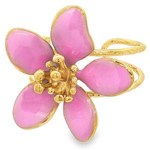 Apportez une touche de fraîcheur et de poésie à votre style avec cette magnifique bague ajustable en forme de fleur en acier doré. Conçue avec soin, elle associe l'éclat chaleureux d'une finition dorée à la douceur de l'émail pour un rendu à la fois romantique et résolument moderne. Les pétales sont recouverts d'un émail rose violet brillant aux nuances subtiles, qui capture magnifiquement la lumière. Le cœur de la fleur est joliment texturé avec des pistils dorés en relief, captant magnifiquement la lumière. La bague dispose d'un corps ajustable (ouvert à l'arrière), permettant de l'adapter parfaitement à toutes les morphologies de doigts.