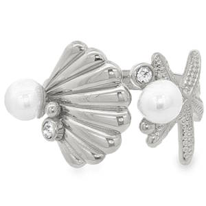 Cette élégante bague ouverte en acier inoxydable s'inspire de la beauté des fonds marins. Alliant la modernité du métal argenté à la délicatesse d'éléments classiques, elle habille la main avec poésie et raffinement. La bague présente un design moderne de style Toi et Moi réinventé, où les deux extrémités se croisent délicatement sur le dessus du doigt. Son anneau ouvert permet de l'ajuster facilement à la taille souhaitée. D'un côté, un sublime motif de coquillage finement strié capte la lumière. Il est rehaussé à sa base d'une perle blanche nacrée et d'un petit strass scintillant. De l'autre côté, une étoile de mer à la texture subtilement perlée semble enlacer le doigt. Elle est également accompagnée d'une seconde perle blanche et d'un strass brillant pour un équilibre parfait.