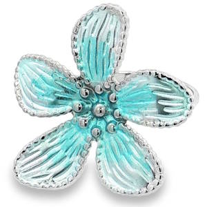 Apportez une touche de fraîcheur et de poésie à votre style avec cette superbe bague en forme de fleur. Alliant la robustesse de l'acier à la délicatesse de l'émail, ce bijou captivera tous les regards. La bague arbore une fleur épanouie à 5 pétales, finement travaillée. Chaque pétale est gravé de légères stries qui apportent du relief et une texture réaliste. Le cœur et les pétales sont recouverts d'un émail bleu turquoise/aqua, offrant de magnifiques nuances de couleur et un éclat vitreux unique sous la lumière. La bague dispose d'un corps ajustable (ouvert à l'arrière), permettant de l'adapter parfaitement à toutes les morphologies de doigts.