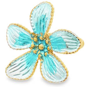 Apportez une touche de fraîcheur et de poésie à votre style avec cette superbe bague en forme de fleur. Alliant la robustesse de l'acier à la délicatesse de l'émail, ce bijou captivera tous les regards. La bague arbore une fleur épanouie à 5 pétales, finement travaillée. Chaque pétale est gravé de légères stries qui apportent du relief et une texture réaliste. Les pétales sont ornés d'un émail de couleur bleu turquoise et blanc nacré, appliqué de manière à créer des nuances et des reflets texturés, semblables à de véritables coups de pinceau artistiques. La bague dispose d'un corps ajustable (ouvert à l'arrière), permettant de l'adapter parfaitement à toutes les morphologies de doigts.
