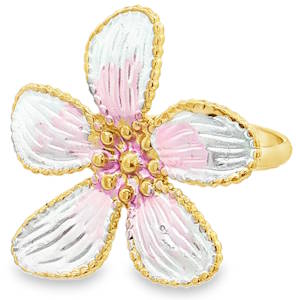 Apportez une touche de fraîcheur et de poésie à votre style avec cette superbe bague en forme de fleur. Alliant la robustesse de l'acier à la délicatesse de l'émail, ce bijou captivera tous les regards. La bague arbore une fleur épanouie à 5 pétales, finement travaillée. Chaque pétale est gravé de légères stries qui apportent du relief et une texture réaliste. Les pétales sont recouverts d'un émail blanc et rose appliqué avec un effet dégradé. Les reflets et les rainures sous l'émail créent un jeu de lumière qui donne du mouvement et de la texture aux pétales. La bague dispose d'un corps ajustable (ouvert à l'arrière), permettant de l'adapter parfaitement à toutes les morphologies de doigts.