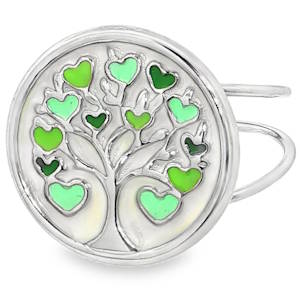 Cette bague en acier inoxydable argenté se distingue par son design poétique, moderne et plein de fraîcheur. Le plateau circulaire de la bague abrite une délicate représentation de l'Arbre de Vie. Le tronc et les branches en relief argenté se déploient élégamment sur un fond blanc aux reflets subtils, évoquant la douceur de la nacre. En guise de feuilles, de multiples petits cœurs en émail bourgeonnent sur les branches. Ils se déclinent dans un camaïeu de verts très lumineux (vert pomme, vert menthe et vert forêt), apportant une touche de couleur vive, printanière et symbolique à l'ensemble. Sa structure ouverte à l'arrière est idéale pour s'adapter facilement à toutes les tailles de doigt.