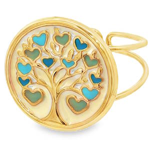 Cette magnifique bague en acier inoxydable doré allie poésie et modernité à travers un design inspiré de la nature et des sentiments. Le centre de la bague est orné d’un large médaillon circulaire texturé, mettant en scène un Arbre de Vie délicatement ciselé. Symbole d'épanouissement, de force et de liens éternels, ses branches se déploient pour former de petits cœurs précieux. Chaque petit cœur est sublimé par un travail d'émail minutieux, décliné dans un camaïeu de bleus et de verts. Sa structure ouverte à l'arrière est idéale pour s'adapter facilement à toutes les tailles de doigt.