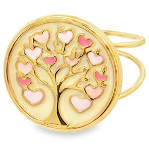 Cette magnifique bague en acier inoxydable doré allie poésie et modernité à travers un design inspiré de la nature et des sentiments.<br/Dotée d'un plateau circulaire texturé, elle met en scène un arbre de vie délicatement gravé dont les branches s'épanouissent en une multitude de petits cœurs émaillés. Les nuances douces de rose pâle et de rose vif apportent une touche de fraîcheur, de romantisme et de modernité à l'ensemble. Sa structure ouverte à l'arrière est idéale pour s'adapter facilement à toutes les tailles de doigt.