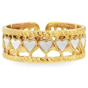 Apportez une touche à la fois romantique et résolument moderne à votre style avec cette magnifique bague bandeau ajourée. Conçue en acier inoxydable de haute qualité, elle associe la durabilité du métal à la finesse d'un design travaillé. Une frise continue de petits cœurs délicats, habillés d'un émail blanc intense qui crée un contraste saisissant avec l'éclat du métal. Sa structure ouverte à l'arrière est idéale pour s'adapter facilement à toutes les tailles de doigt.