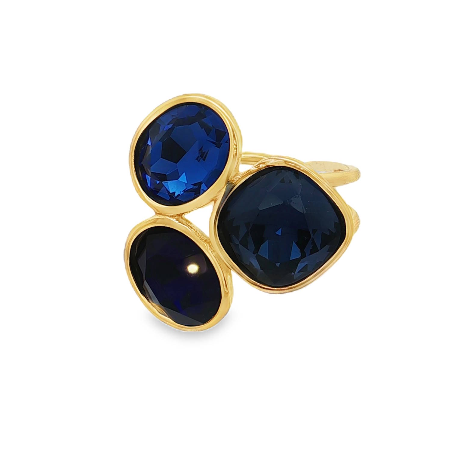 Sublime bague multi-pierres en acier doré, ornée de trois cristaux d'un bleu profond.<br/>Les cristaux taillés en cabochons ovales présentent une transparence absolue, une symétrie et un polissage de haute qualité.<br/>Le style de taille met en valeur la couleur intense et la composition exceptionnelle de ces pierres précieuses.<br/>Taille ajustable. Ovale Rond Strass Adolescent Adulte Automne Femme Fille Hiver Sublime bague multi-pierres en acier doré, ornée de trois cristaux d'un bleu profond.<br/>Les cristaux taillés en cabochons ovales présentent une transparence absolue, une symétrie et un polissage de haute qualité.<br/>Le style de taille met en valeur la couleur intense et la composition exceptionnelle de ces pierres précieuses.<br/>Taille ajustable. Ovale Rond Strass Adolescent Adulte Automne Femme Fille Hiver
