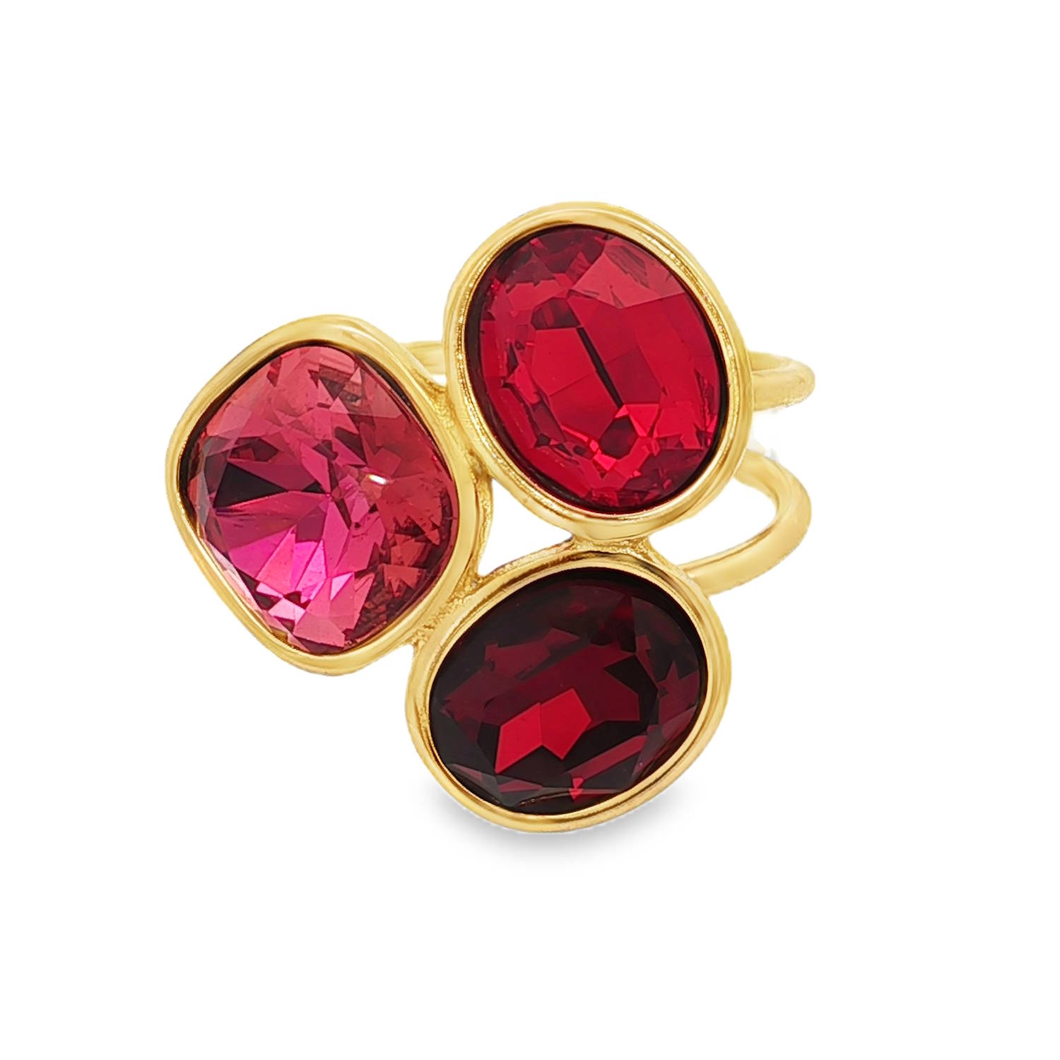 Sublime bague multi-pierres en acier doré, ornée de trois cristaux rouge et rose.<br/>Les cristaux taillés en cabochons ovales présentent une transparence absolue, une symétrie et un polissage de haute qualité.<br/>Le style de taille met en valeur la couleur intense et la composition exceptionnelle de ces pierres précieuses.<br/>Taille ajustable. Ovale Rond Strass Adolescent Adulte Automne Femme Fille Hiver Sublime bague multi-pierres en acier doré, ornée de trois cristaux rouge et rose.<br/>Les cristaux taillés en cabochons ovales présentent une transparence absolue, une symétrie et un polissage de haute qualité.<br/>Le style de taille met en valeur la couleur intense et la composition exceptionnelle de ces pierres précieuses.<br/>Taille ajustable. Ovale Rond Strass Adolescent Adulte Automne Femme Fille Hiver