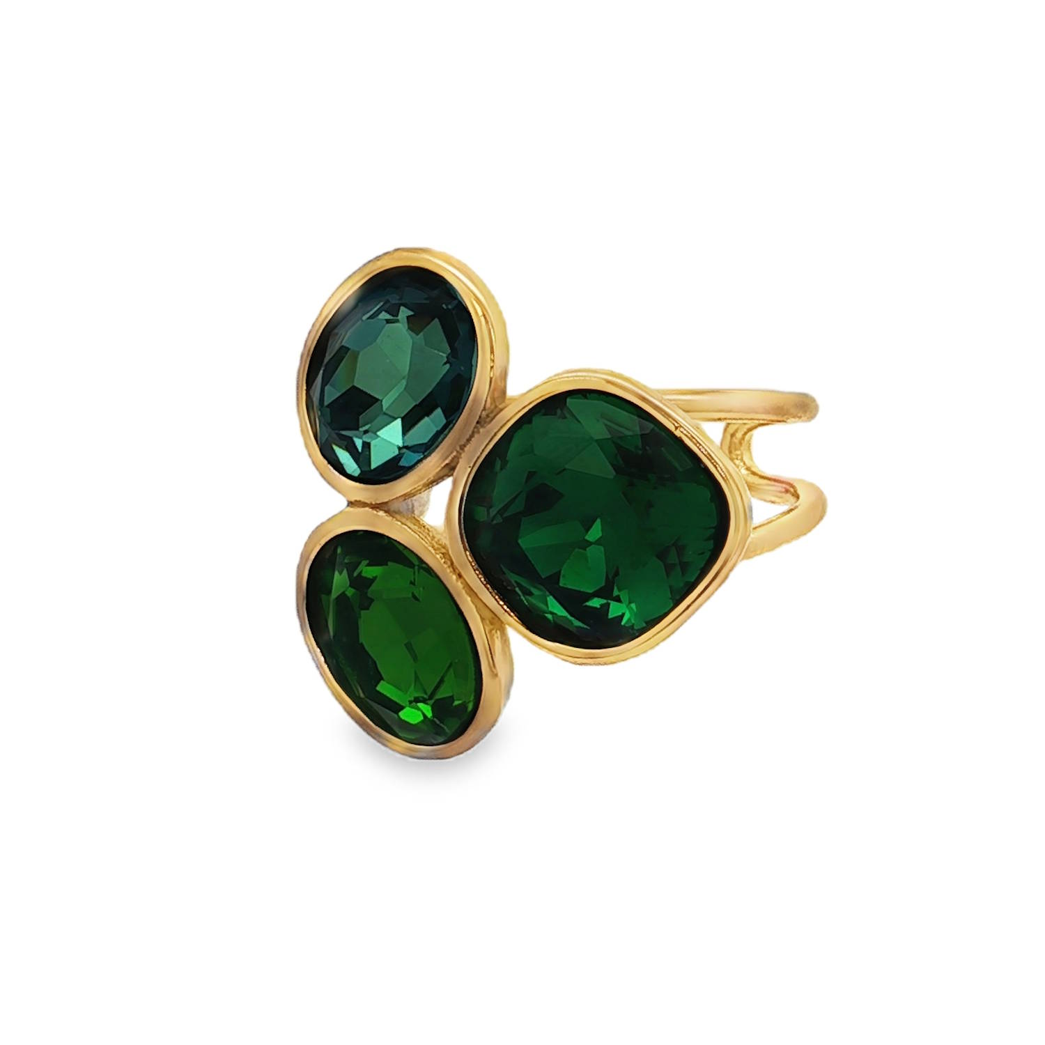 Sublime bague multi-pierres en acier doré, ornée de trois cristaux d'un vert profond.<br/>Les cristaux taillés en cabochons ovales présentent une transparence absolue, une symétrie et un polissage de haute qualité.<br/>Le style de taille met en valeur la couleur intense et la composition exceptionnelle de ces pierres précieuses.<br/>Taille ajustable. Ovale Rond Strass Adolescent Adulte Automne Femme Fille Hiver Sublime bague multi-pierres en acier doré, ornée de trois cristaux d'un vert profond.<br/>Les cristaux taillés en cabochons ovales présentent une transparence absolue, une symétrie et un polissage de haute qualité.<br/>Le style de taille met en valeur la couleur intense et la composition exceptionnelle de ces pierres précieuses.<br/>Taille ajustable. Ovale Rond Strass Adolescent Adulte Automne Femme Fille Hiver