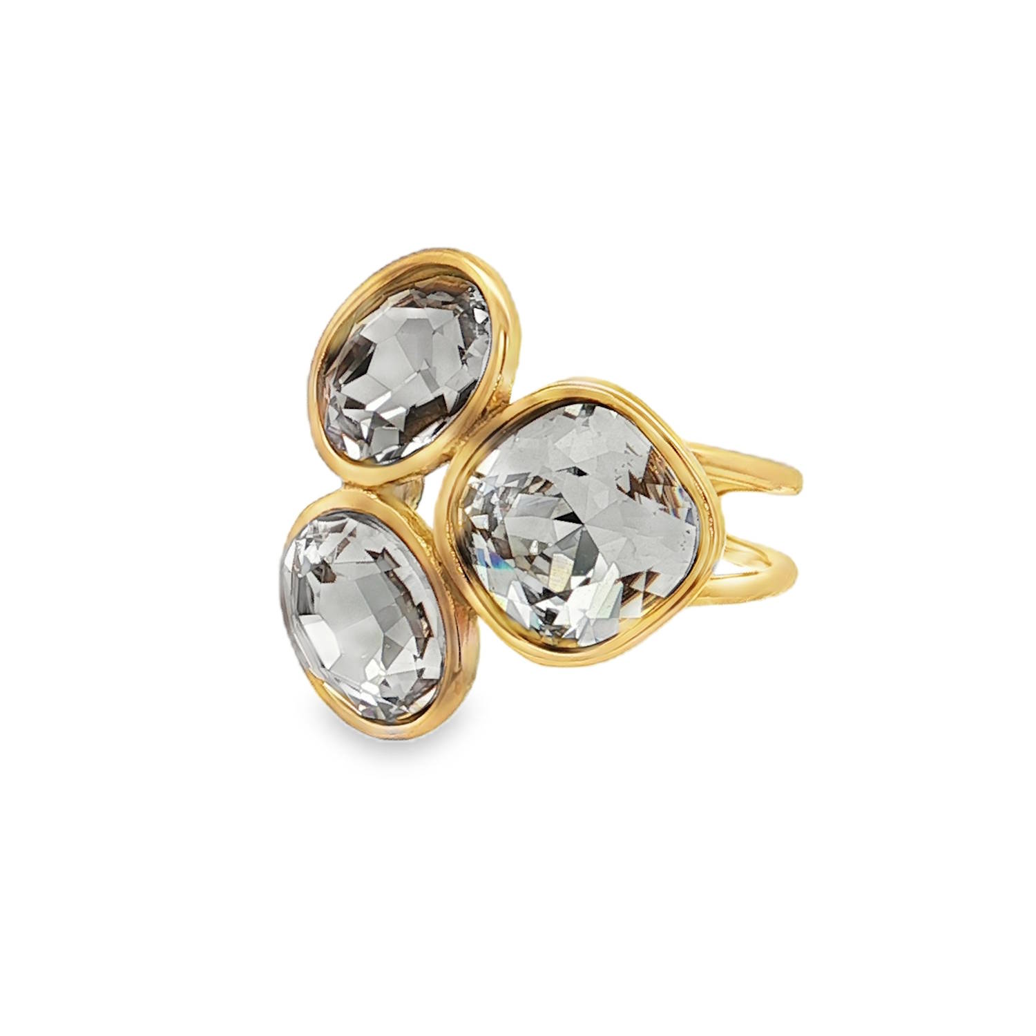 Ce superbe anneau en acier doré est orné de trois cristaux taille brillant.<br/>La monture en or jaune met en valeur l'éclat des cristaux, créant un bijou à la fois moderne et élégant.<br/>Idéal pour ajouter une touche de sophistication à votre style quotidien, cette bague est un symbole de raffinement intemporel.<br/>Taille ajustable. Ovale Rond Strass Adolescent Adulte Automne Femme Fille Hiver Ce superbe anneau en acier doré est orné de trois cristaux taille brillant.<br/>La monture en or jaune met en valeur l'éclat des cristaux, créant un bijou à la fois moderne et élégant.<br/>Idéal pour ajouter une touche de sophistication à votre style quotidien, cette bague est un symbole de raffinement intemporel.<br/>Taille ajustable. Ovale Rond Strass Adolescent Adulte Automne Femme Fille Hiver