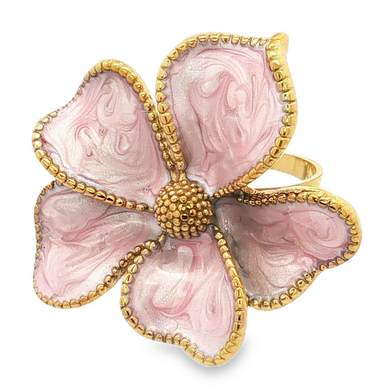 Apportez une touche de fraîcheur printanière et de sophistication à votre style avec cette magnifique bague cocktail en forme de fleur. Un bijou audacieux et poétique qui ne manquera pas d'attirer tous les regards.<br/>Chaque pétale est sublimé par un émail rose poudré aux reflets nacrés et marbrés, offrant de subtiles nuances de blanc et de rose qui capturent magnifiquement la lumière.<br/>La bague dispose d'un corps ajustable (ouvert à l'arrière), permettant de l'adapter parfaitement à toutes les morphologies de doigts. Adolescent Adulte Eté Femme Fille Fleurs Nature Printemps Apportez une touche de fraîcheur printanière et de sophistication à votre style avec cette magnifique bague cocktail en forme de fleur. Un bijou audacieux et poétique qui ne manquera pas d'attirer tous les regards.<br/>Chaque pétale est sublimé par un émail rose poudré aux reflets nacrés et marbrés, offrant de subtiles nuances de blanc et de rose qui capturent magnifiquement la lumière.<br/>La bague dispose d'un corps ajustable (ouvert à l'arrière), permettant de l'adapter parfaitement à toutes les morphologies de doigts. Adolescent Adulte Eté Femme Fille Fleurs Nature Printemps