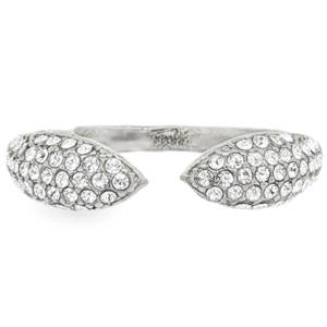 Cette bague ouverte en acier argenté est ornée de strass ronds taille brillant. Son design moderne et épuré en fait un bijou idéal pour toutes les occasions. La monture met en valeur l'éclat des diamants, créant un effet lumineux et sophistiqué. Un ajout élégant à votre collection de bijoux. Taille ajustable.