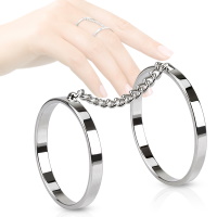 Bague double anneaux reliés par une chaîne en métal argenté.