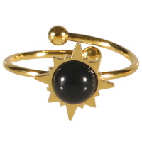 Bague en forme d'étoile en acier doré surmontée d'une pierre de couleur noire. Taille ajustable.