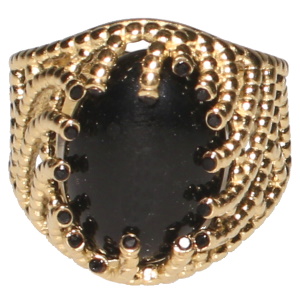 Bague en acier doré avec une pierre ovale de couleur noire sertie griffes serties de cristaux de couleur noir. Taille ajustable.