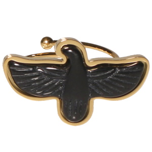 Bague en acier doré serti surmontée d'un aigle de couleur noir. Taille ajustable.