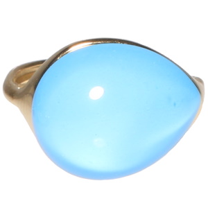 Bague en acier inoxydable doré surmontée d'un cristal bleu d'imitation. Taille ajustable.