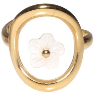 Bague en acier inoxydable doré surmontée d'une fleur en nacre d'imitation. Taille ajustable.