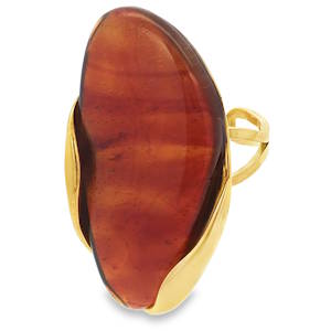 Arborez une élégance intemporelle avec cette bague cocktail en acier doré. Son design unique met en valeur un cabochon de couleur ambre rouge orangé chaleureux. Une pièce audacieuse qui illuminera votre style avec une touche de raffinement.