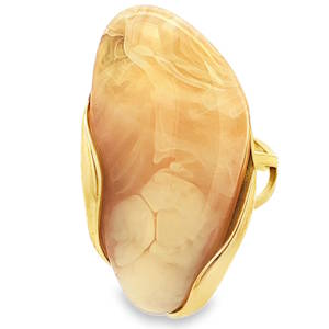 Découvrez cette bague cocktail audacieuse, mettant en valeur une pierre blanche dorée cabochon unique. Montée sur une structure en acier doré, cette pièce associe l'élégance classique à une esthétique contemporaine. La pierre, avec sa forme douce et son poli éclatant, captive le regard et confère à cette bague une présence sophistiquée et captivante. Taille ajustable.