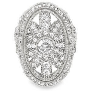 Captivant bague cocktail en acier argenté, sublimée par un strass central taille brillant. Son design audacieux et raffiné en fait un bijou d'exception. La monture richement ornée met en valeur l'éclat du strass, créant un effet de lumière incomparable. Une pièce maîtresse pour celles qui recherchent l'élégance et le caractère. Taille ajustable.
